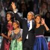 Barack Obama entourée de son épouse Michelle et de leurs filles Malia et Sasha au McCormick Place à Chicago, le 6 novembre 2012.