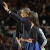 Barack Obama entourée de son épouse Michelle et de leurs filles Malia et Sasha au McCormick Place à Chicago, le 6 novembre 2012.