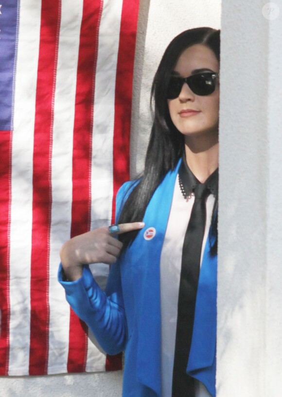 Katy Perry fière de son sticker I voted, à Los Angeles le 6 novembre 2012.