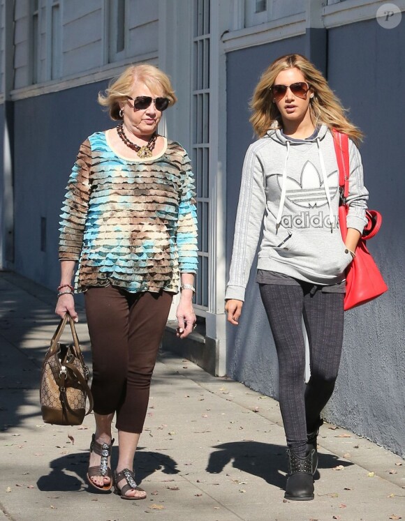 Ashley Tisdale a voté avec sa mère à Los Angeles le 6 novembre 2012.