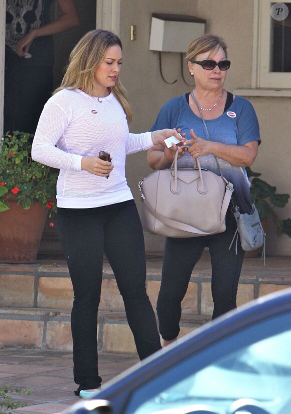 Hilary Duff et sa mère vont voter à Los Angeles le 6 novembre 2012.