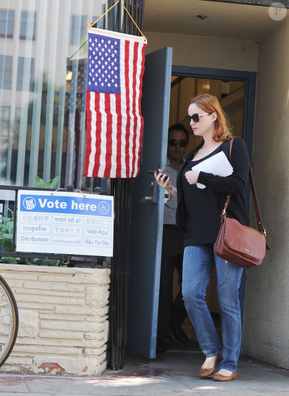 Christina Hendricks sort du bureau de vote à Los Angeles le 6 novembre 2012.