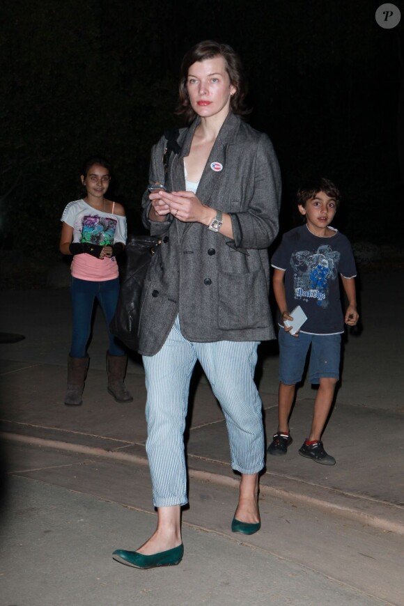 Milla Jovovich a voté tard à Los Angeles le 6 novembre 2012