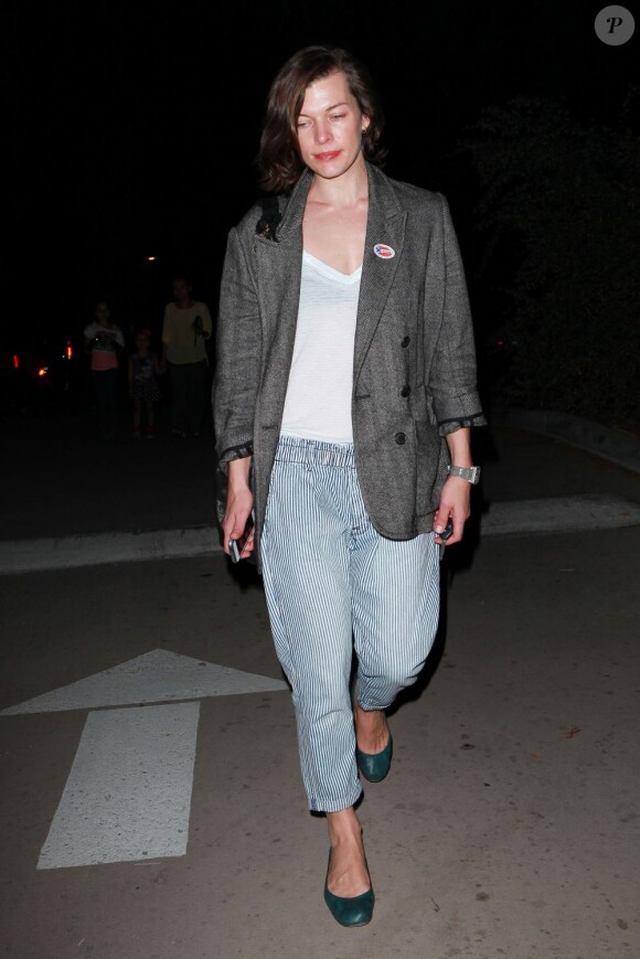 Milla Jovovich et son sticker I voted à Los Angeles le 6 novembre 2012.