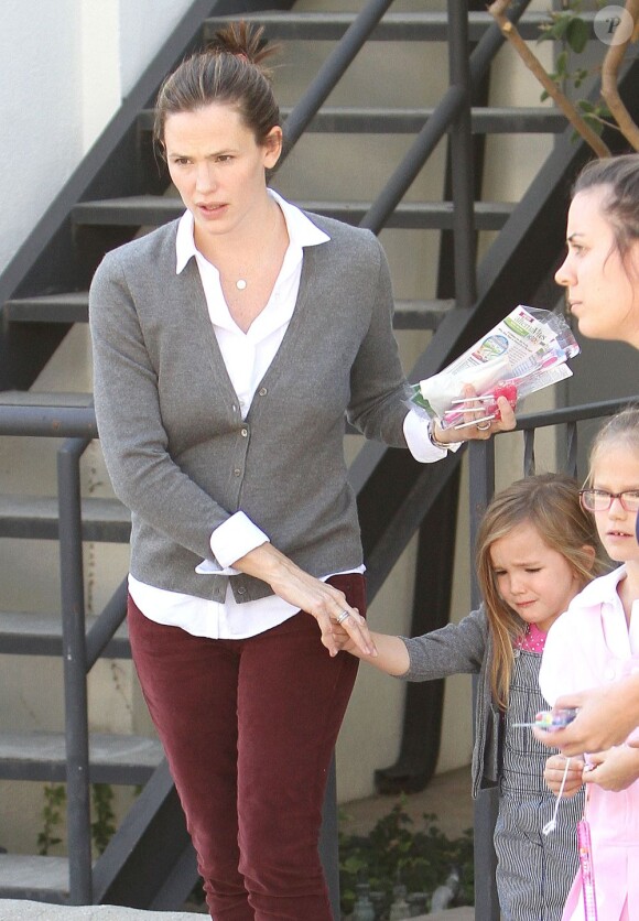 Jennifer Garner et ses filles, à la sortie du bureau de vote à Los Angeles le 6 novembre 2012.