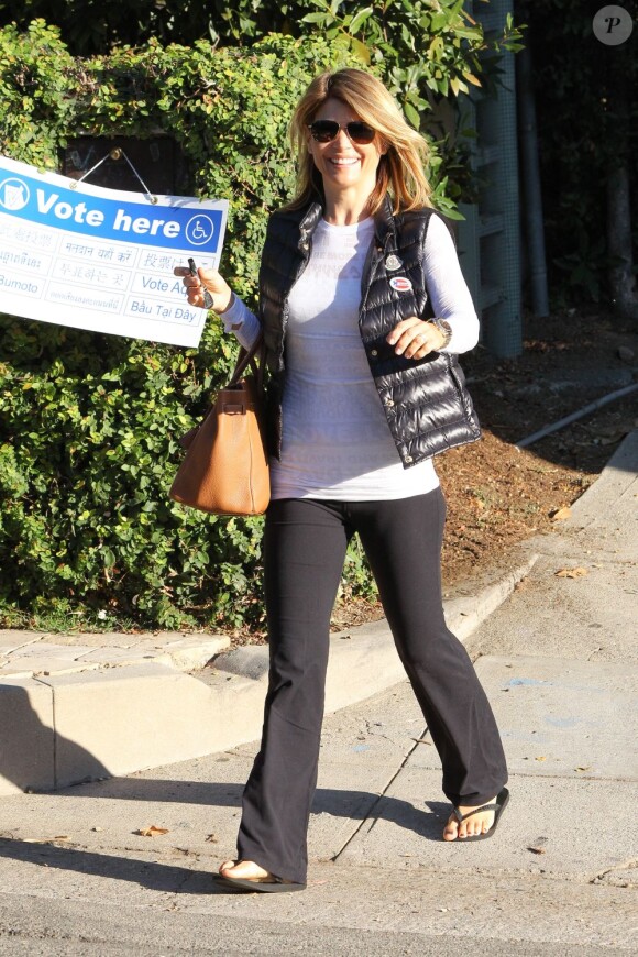 Lori Loughlin sort d'un bureau de vote à Los Angeles le 6 novembre 2012.