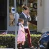 Jennifer Garner sort d'un bureau de vote avec sa fille à Los Angeles le 6 novembre 2012.