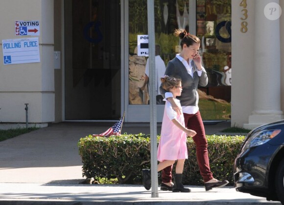 Jennifer Garner sort d'un bureau de vote avec sa fille à Los Angeles le 6 novembre 2012.