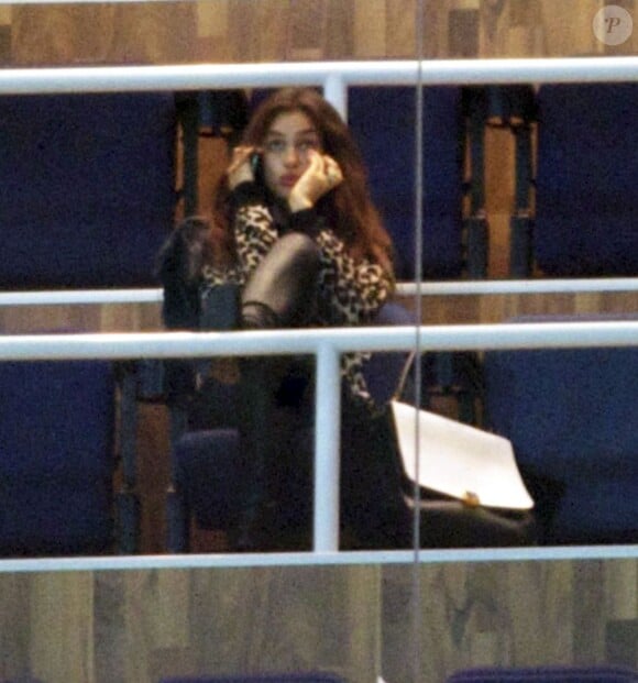 Irina Shayk passionnée par le match de son homme Cristiano Ronaldo avec le Real Madrid face au Borussia Dortmund le 6 novembre 2012 au Santiago Bernabeu de Madrid