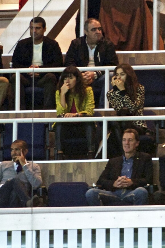 Irina Shayk passionnée par le match de son homme Cristiano Ronaldo avec le Real Madrid face au Borussia Dortmund le 6 novembre 2012 au Santiago Bernabeu de Madrid