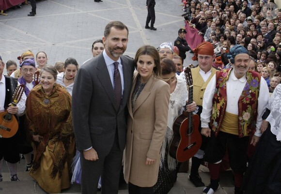 Felipe et Letizia d'Espagne posent à Caspe, dans la région autonome d'Aragon, pour le 600e anniversaire du Compromis de Caspe, le 7 novembre 2012.