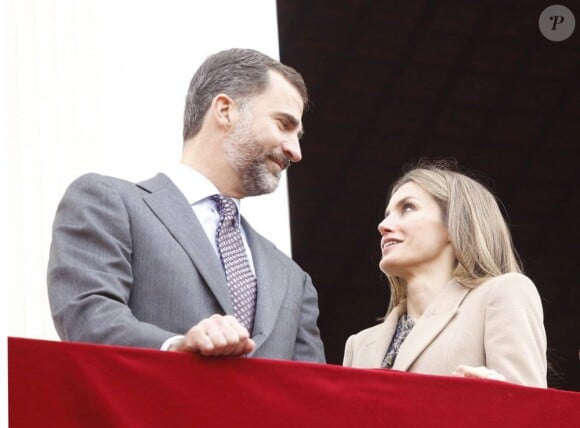 Felipe et Letizia d'Espagne au balcon de la mairie de Caspe, dans la région autonome d'Aragon, pour le 600e anniversaire du Compromis de Caspe, le 7 novembre 2012.