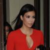 Kim Kardashian, sexy dans une robe rouge Kardashian Kollection, quitte son hôtel suivie par sa soeur Kourtney. Londres, le 8 novembre 2012.