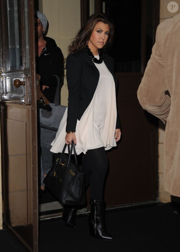 Kourtney Kardashian quitte son hôtel à Londres, le 8 novembre 2012.
