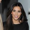 Kim Kardashian, souriante en quittant un studio d'enregistrement. Londres, le 8 novembre 2012.