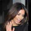 Kim Kardashian, souriante en quittant un studio d'enregistrement. Londres, le 8 novembre 2012.
