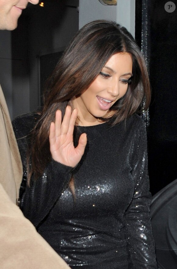 Kim Kardashian, souriante en quittant un studio d'enregistrement. Londres, le 8 novembre 2012.