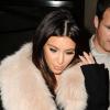 Kim Kardashian quitte son hôtel, le Dorchester, et se dirige au Met Bar. Londres, le 8 novembre 2012.