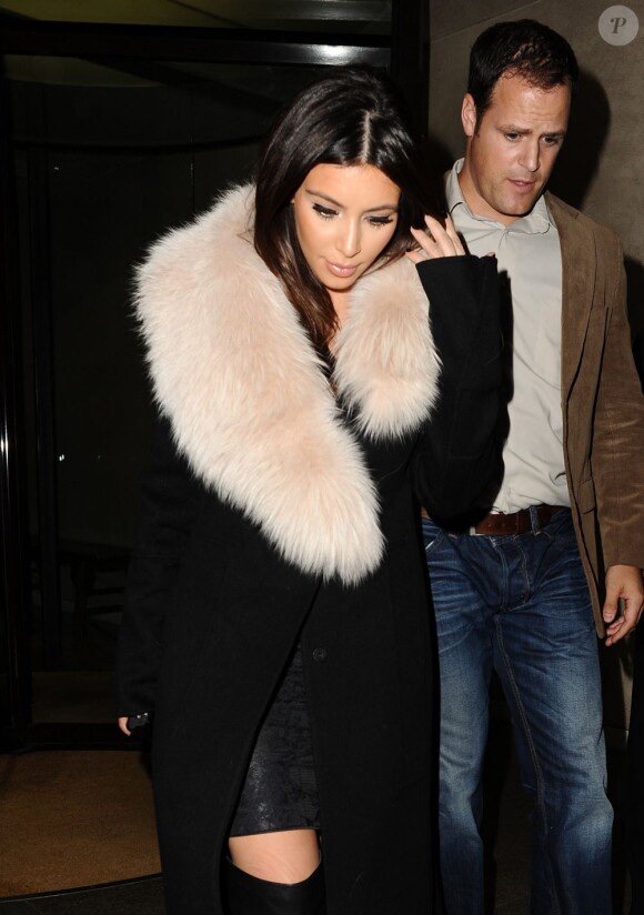 Kim Kardashian quitte son hôtel, le Dorchester, et se dirige au Met Bar. Londres, le 8 novembre 2012.