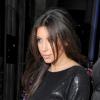 Kim Kardashian, suivie par Kanye West, quitte le restaurant Hakkasan à Londres, le 8 novembre 2012.