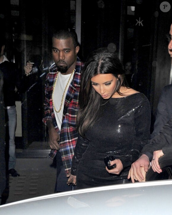 Kim Kardashian et Kanye West quittent le restaurant Hakkasan. Londres, le 8 novembre 2012.