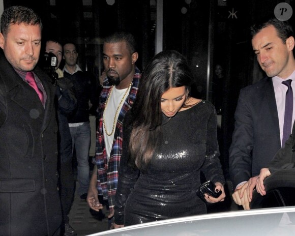 Kim Kardashian et Kanye West quittent le restaurant Hakkasan. Londres, le 8 novembre 2012.