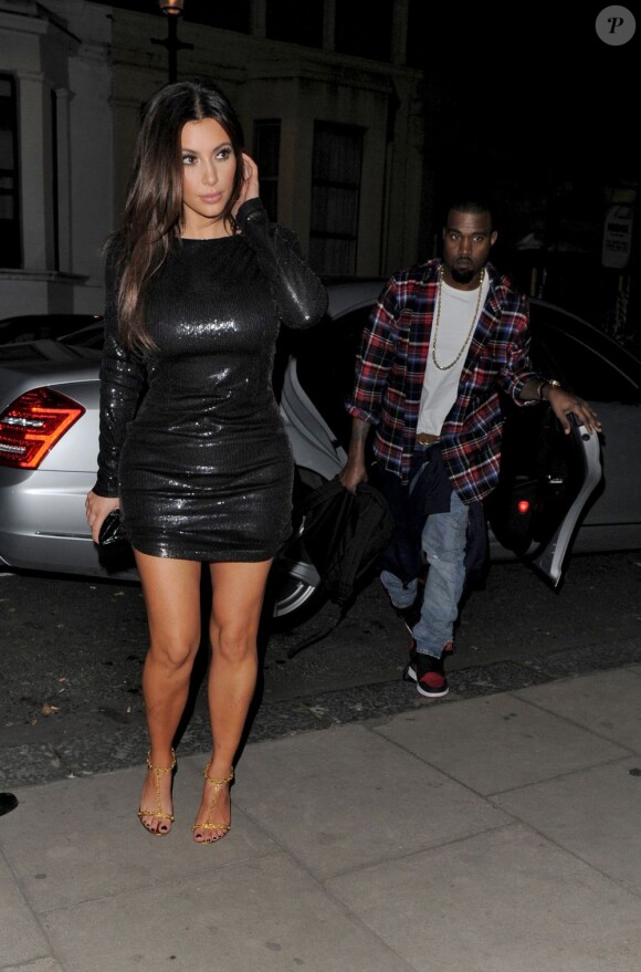 Kim Kardashian et Kanye West arrivent à un studio d'enregistrement après avoir dînés au restaurant Hakkasan. Londres, le 8 novembre 2012.