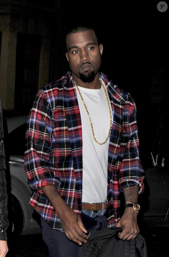 Kanye West, accompagné par Kim Kardashian, arrive dans un studio d'enregistrement à Londres. Le 8 novembre 2012.