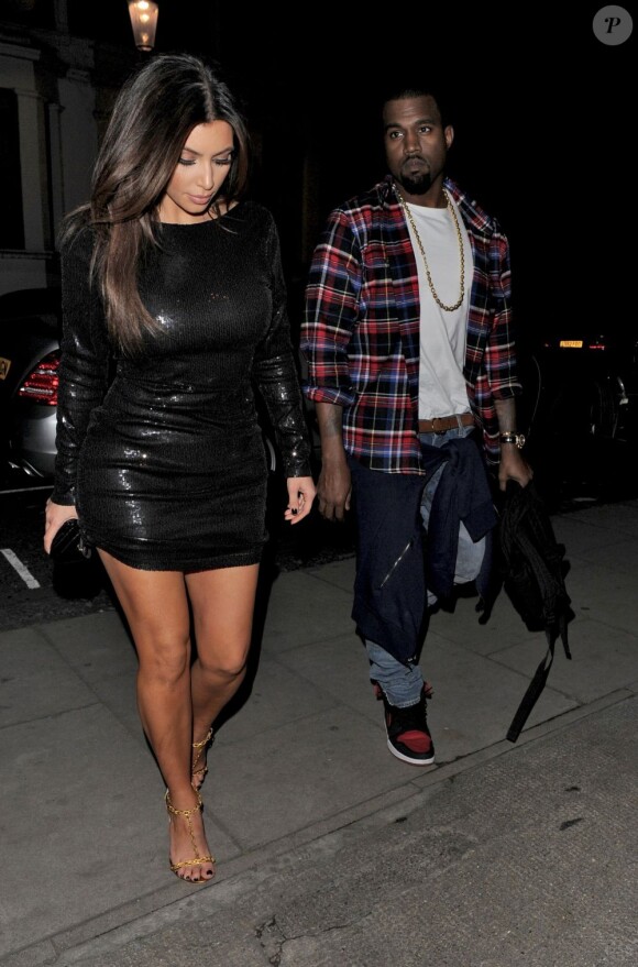 Kim Kardashian et Kanye West arrivent à un studio d'enregistrement après avoir dînés au restaurant Hakkasan. Londres, le 8 novembre 2012.