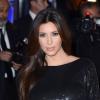 Kim Kardashian, habillée d'une robe noire Kardashian Kollection et de sandales Tom Ford, célèbre le lancement de sa nouvelle ligne de vêtements à l'Aqua. Londres, le 8 novembre 2012.