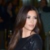 Kim Kardashian, habillée d'une robe noire Kardashian Kollection et de sandales Tom Ford, célèbre le lancement de sa nouvelle ligne de vêtements à l'Aqua. Londres, le 8 novembre 2012.