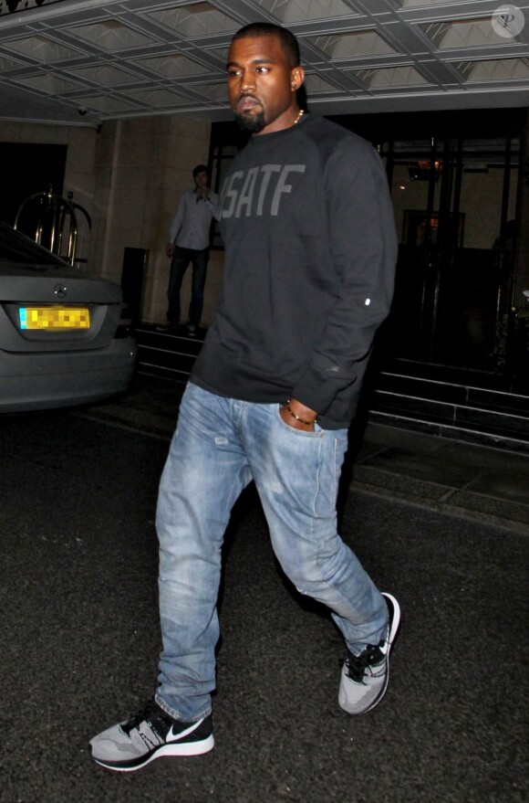 Kanye West à la sortie de son hôtel à Londres, le 7 novembre 2012.