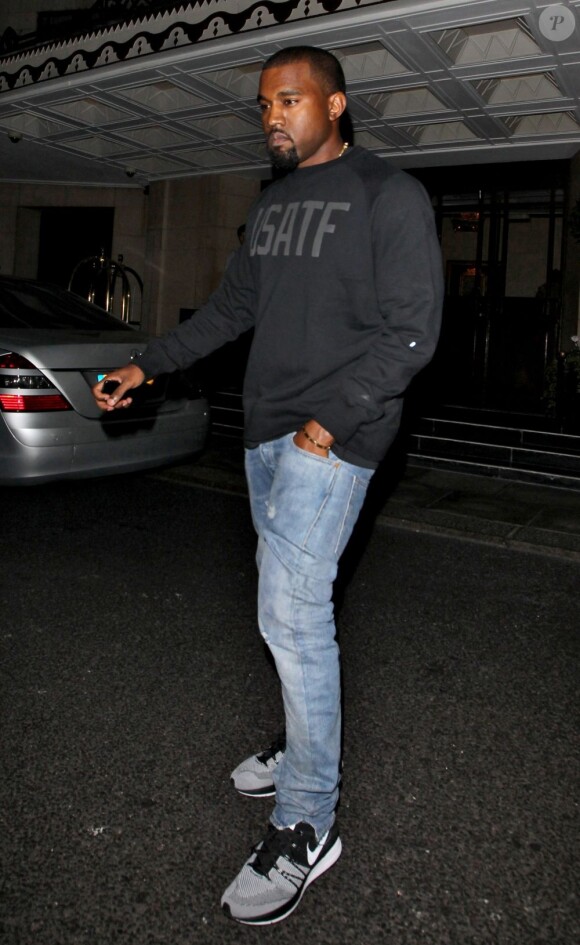 Kanye West à la sortie de son hôtel à Londres, le 7 novembre 2012.