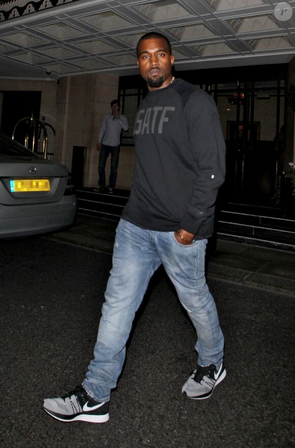 Kanye West à la sortie de son hôtel à Londres, le 7 novembre 2012.