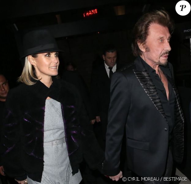 Johnny Hallyday et Laeticia quittent la soirée Chanel pour l'exposition La Petite Veste Noire au Grand Palais, le 8 novembre 2012 à Paris.