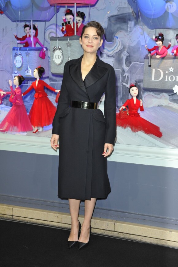 Marion Cotillard inaugure les vitrines de Noël du Printemps imaginées par la maison Dior. Paris, le 9 novembre 2012.