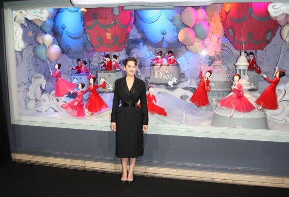 Marion Cotillard inaugure les vitrines de Noël du Printemps imaginées par la maison Dior. Paris, le 9 novembre 2012.