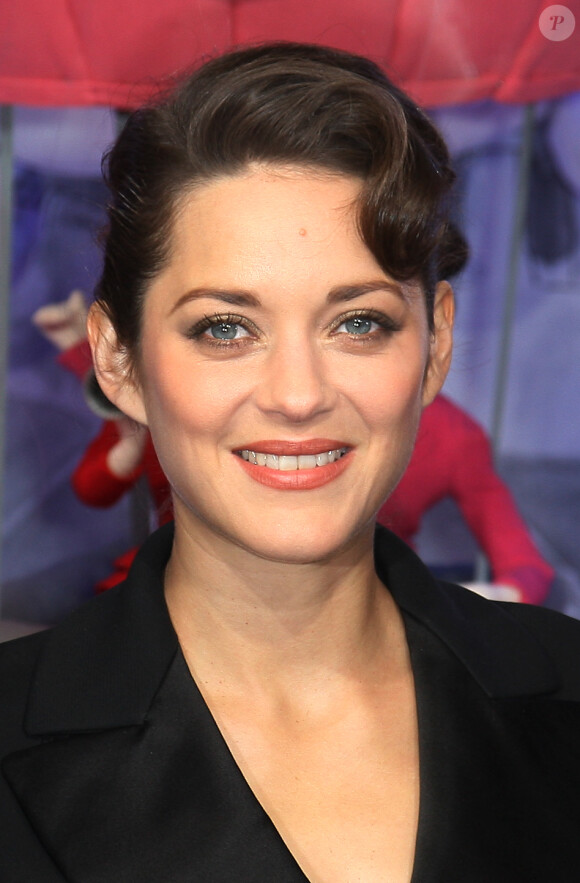Marion Cotillard inaugure les vitrines de Noël du Printemps imaginées par la maison Dior. Paris, le 9 novembre 2012.