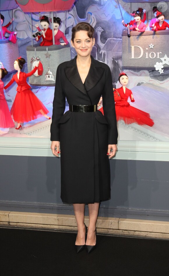 Marion Cotillard inaugure les vitrines de Noël du Printemps imaginées par la maison Dior. Paris, le 9 novembre 2012.
