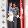 Gabriel Aubry allant chercher sa fille Nahla à l'école à Los Angeles le 3 février 2012
