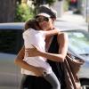 Halle Berry avec sa fille Nahla dans ses bras à Los Angeles le 19 octobre 2012
