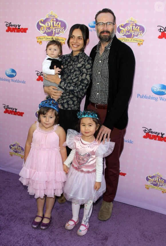 Jason Lee avec sa femme Cerne et leurs filles Casper, Kristin et Kayla à la première de "Sofia The First: Once Upon a Princess" aux studios de Walt Disney a Los Angeles. Le 10 novembre 2012.