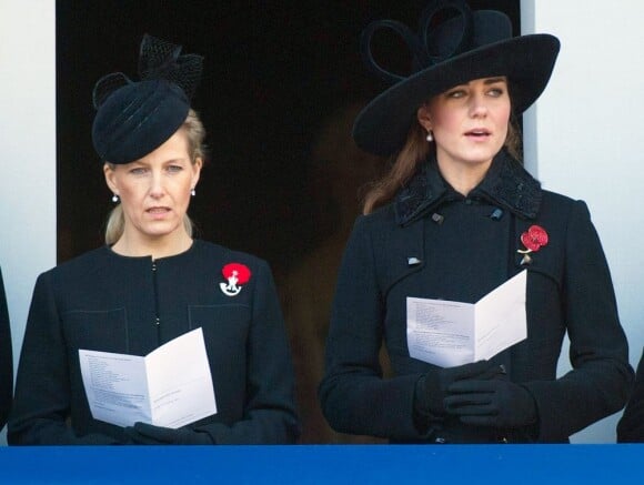 Kate Middleton, en l'absence de Camilla Parker Bowles, était recueillie avec la comtesse Sophie de Wessex pour les célébrations du Dimanche du Souvenir (Remembrance Sunday), le 11 novembre 2012 au cénotaphe de Londres.