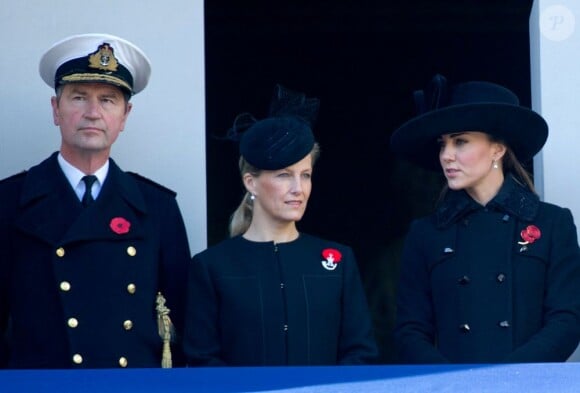 Le vice-amiral Timothy Laurence (époux de la princesse Anne), la comtesse Sophie de Wessex et Kate Middleton au balcon du Foreign Office lors des célébrations du Remembrance Sunday (Dimanche du Souvenir), au cénotaphe de Londres le 11 novembre 2012.