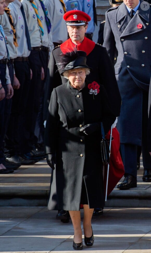 La reine Elizabeth II pendant les célébrations du Remembrance Sunday (Dimanche du Souvenir), au cénotaphe de Londres le 11 novembre 2012.