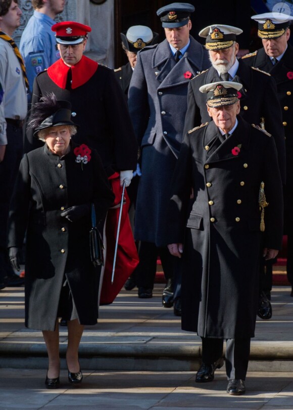 La famille royale, menée par Elizabeth II et le prince Philip, lors des célébrations du Remembrance Sunday (Dimanche du Souvenir), au cénotaphe de Londres le 11 novembre 2012.