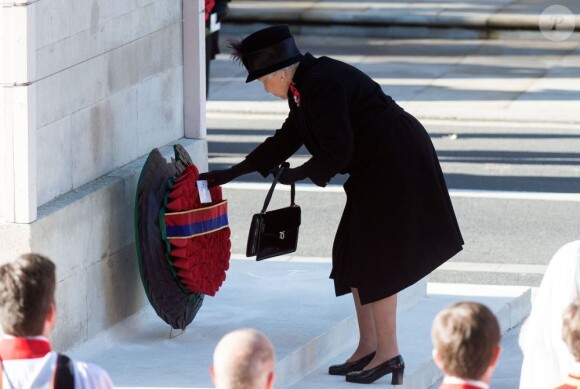 Elizabeth II déposant une gerbe lors des célébrations du Remembrance Sunday (Dimanche du Souvenir), au cénotaphe de Londres le 11 novembre 2012.