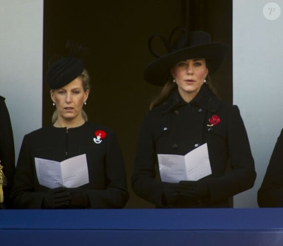 Kate Middleton et Sophie de Wessex lors des célébrations du Dimanche du Souvenir (Remembrance Sunday) à Londres, au cénotaphe de Whitehall, le 11 novembre 2012.