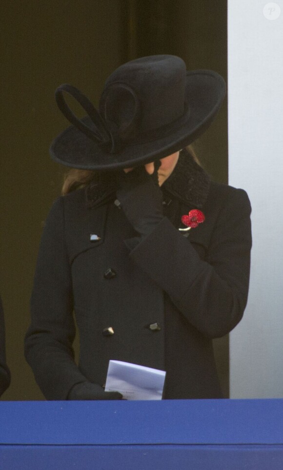 Kate Middleton (moment d'émotion ou nez qui coule ?) pendant les célébrations du Dimanche du Souvenir (Remembrance Sunday) à Londres, au cénotaphe de Whitehall, le 11 novembre 2012.