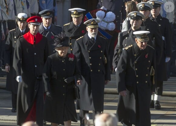 La famille royale britannique, la reine Elizabeth II et le duc d'Edimbourg en tête, lors des célébrations du Dimanche du Souvenir (Remembrance Sunday) à Londres, au cénotaphe de Whitehall, le 11 novembre 2012.